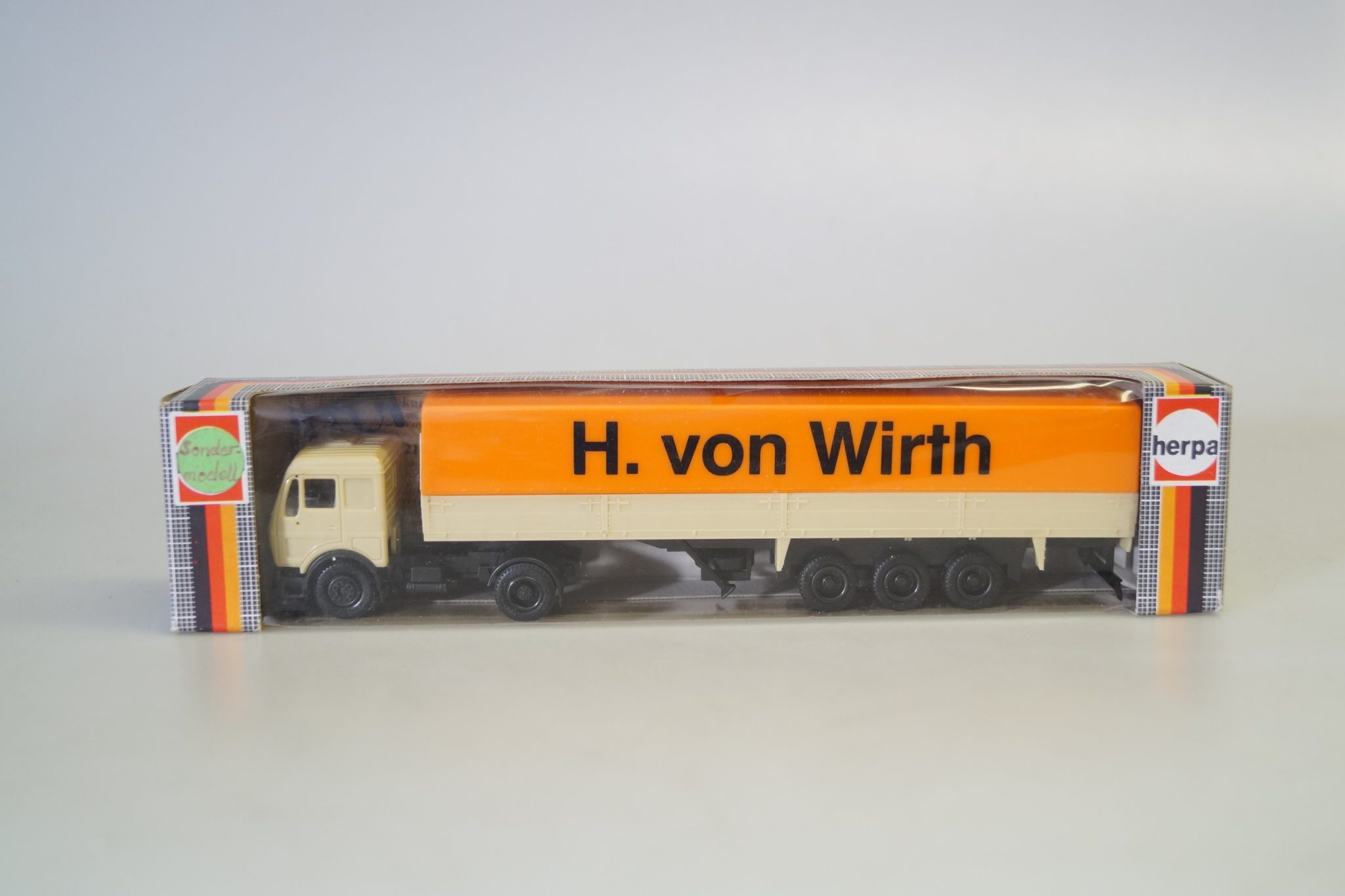 thumbnail image 2 of Herpa 1:87 Scale Pressed Waste Container – White, 1 Piece, HN3854 / 083331 2 of 5