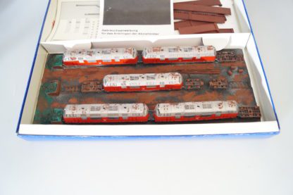 Spur N Pola 306 Diorama Abgestellte Dieselloks, gebraucht/ovp – Bild 2