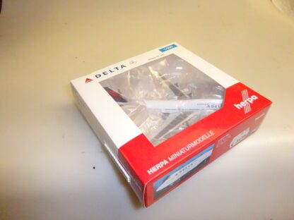 1:500 Herpa Wings 506915-002 Boeing 777-400 Delta, neuw./ovp