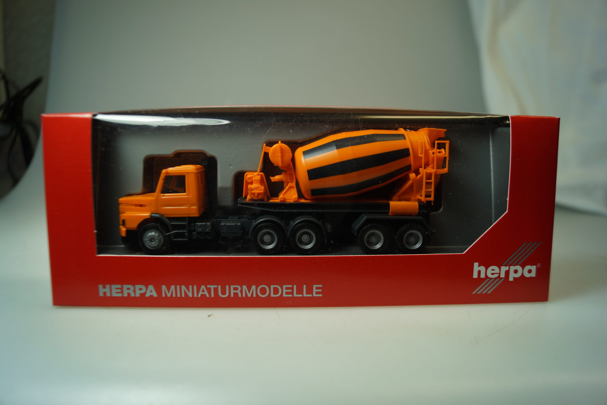 Herpa Scania Hauber 142 Zugmaschine 1:87 - Schwarzer LKW Miniatur Made In Germany
