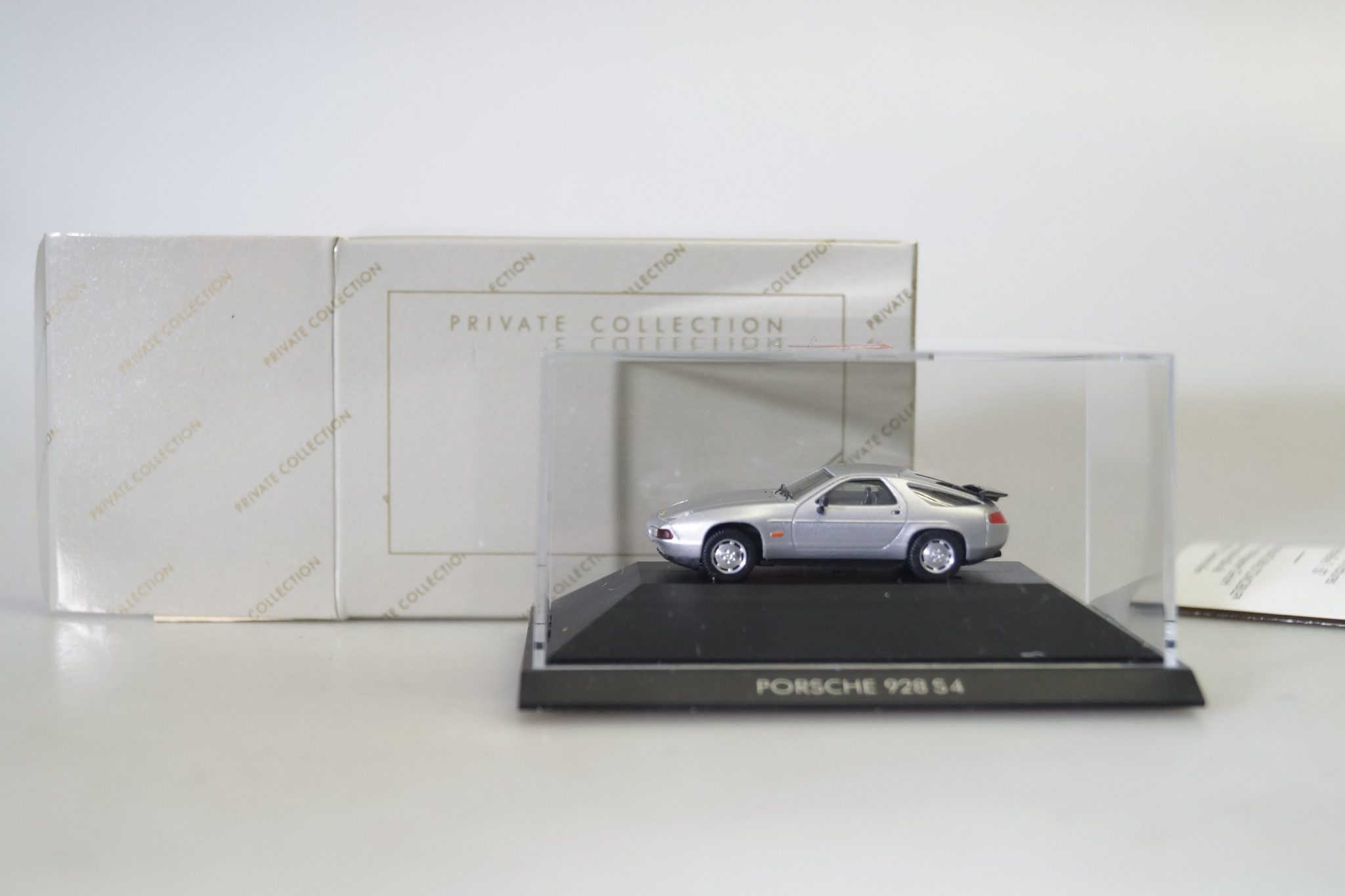 Miniature Porsche 928 Au 1/87 - Herpa Made In Germany - Neuf