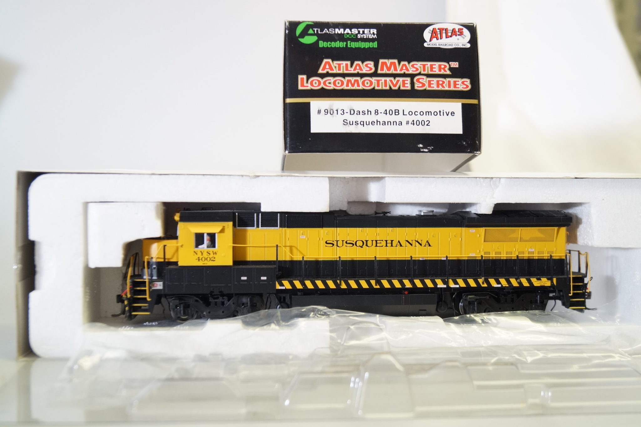 h0: Atlas Master 9013 US-Diesellok Dash 8-40B Susquehanna #4002, neuw./ovp/DCC