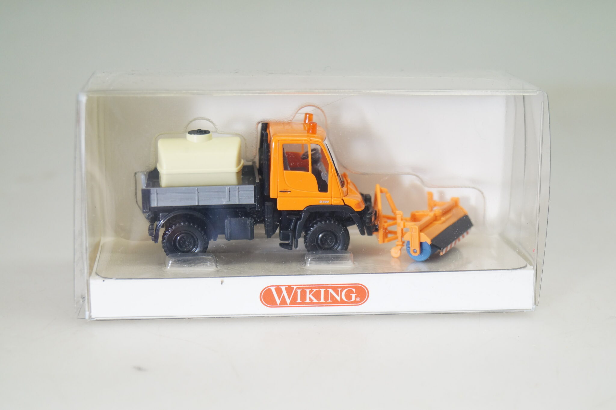 1:87 Wiking 646 40 48 Unimog mit Kehrmaschine kommunal