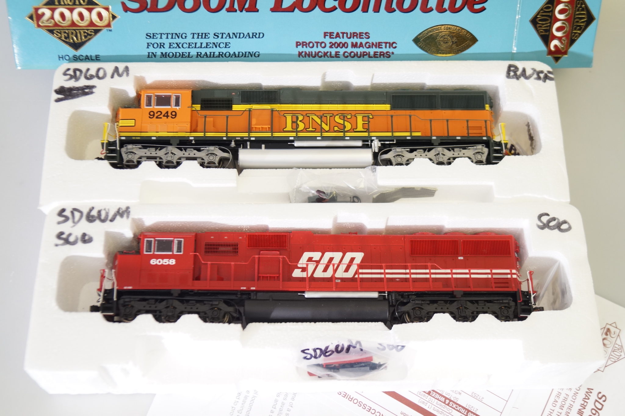 H0 30160 Proto 2000 2 Stück US-Lok SD60M SOO + BNSF #9249 #6058, top/ovp – Bild 2