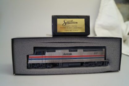 H0 87003 Bachmann Spectrum F40PH II Amtrak #217, top/ovp/gealtert