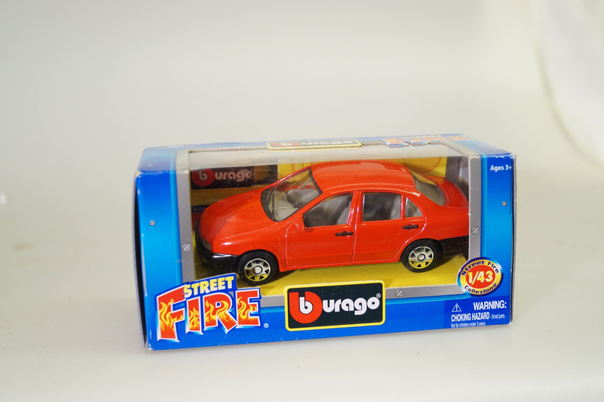 1:43 Bburago Street Fire Fiat Marea rot, neuw./ovp
