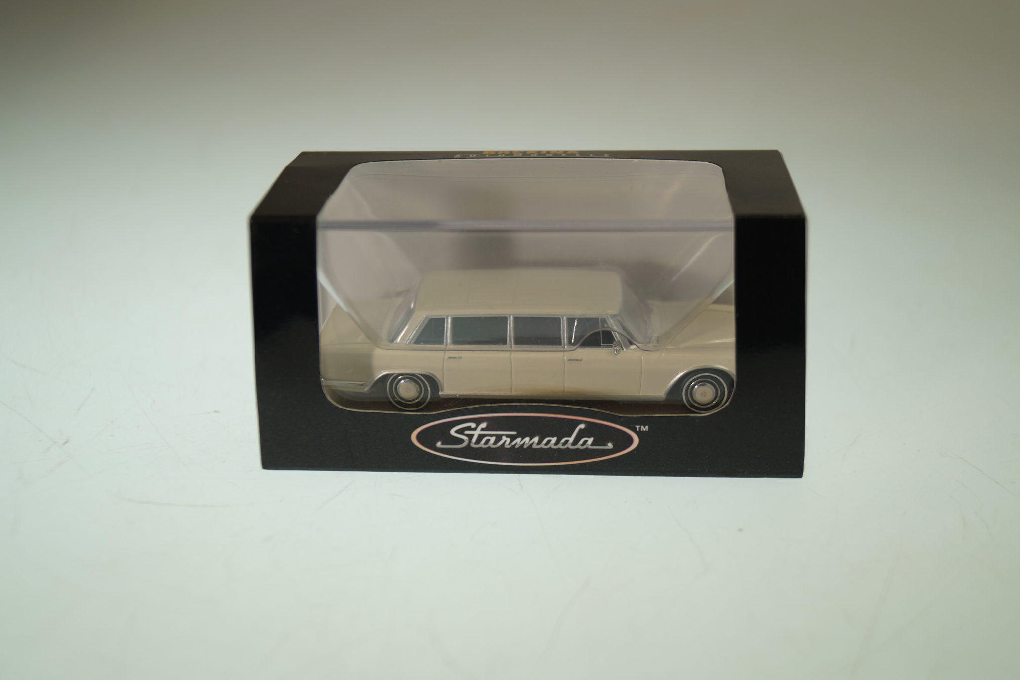 1:87 Brekina Starmada 13002 MB 600 Pullman weiss, neu
