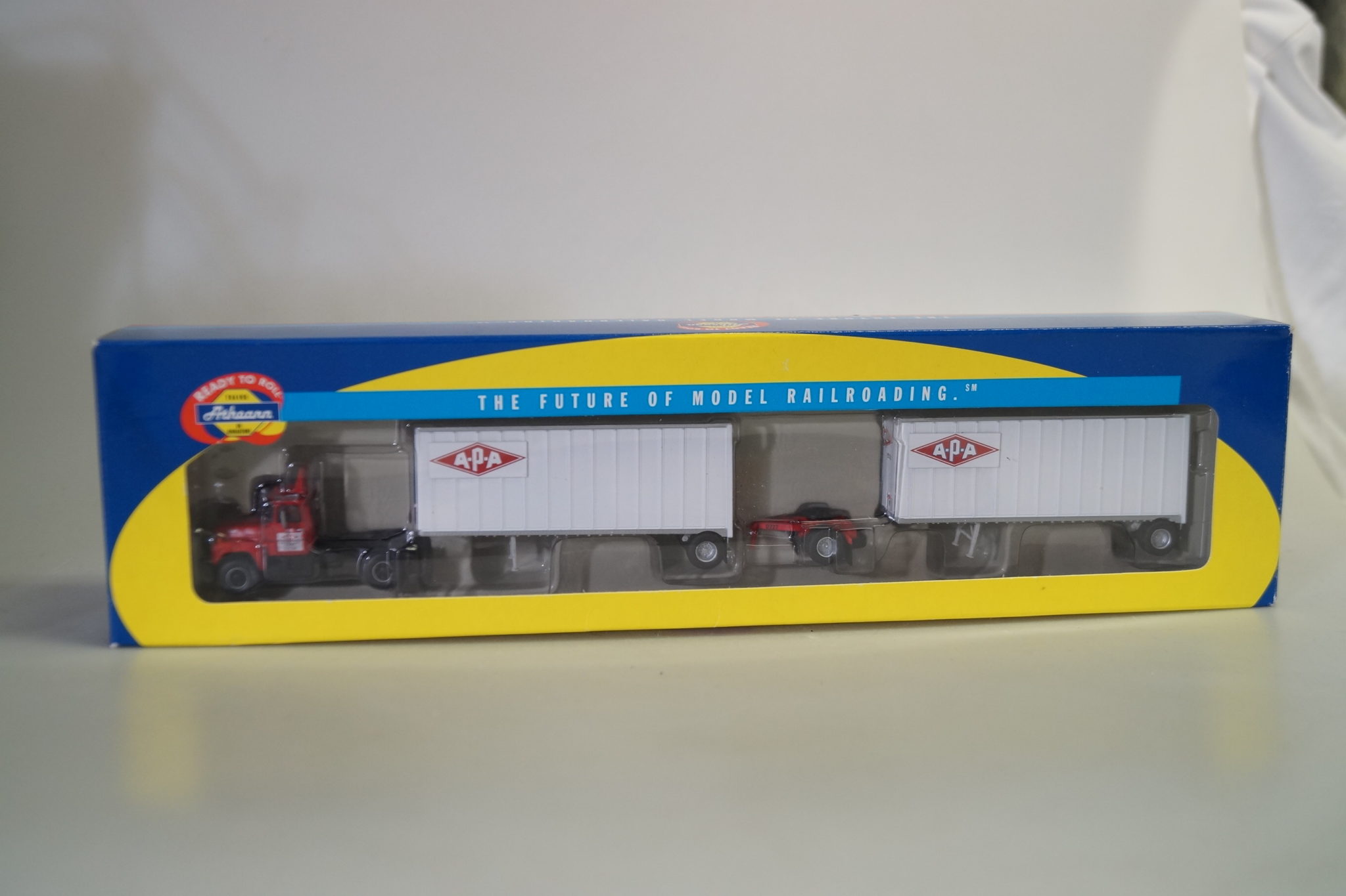 1:87 Athearn 93147 Mack R Truck + zwei 25′ Trailer APA, neu ...