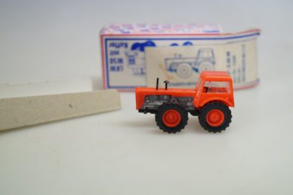 1:87 VEB Berlinplast Traktor rot, neu