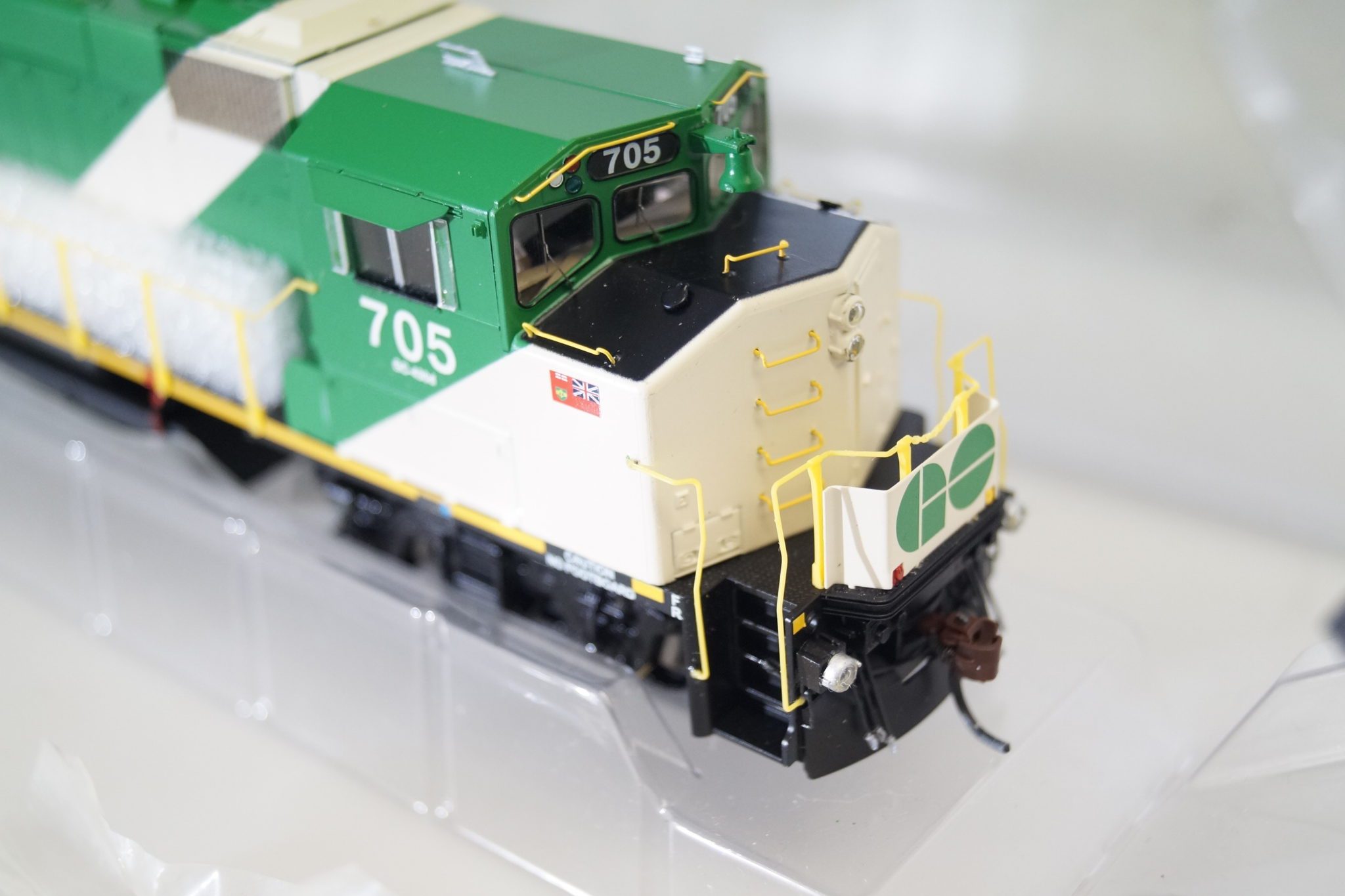 H0: Athearn G40556 US-Lok SD40-2 GO Transit #705, DCC ready/neuw./OVP – Bild 3