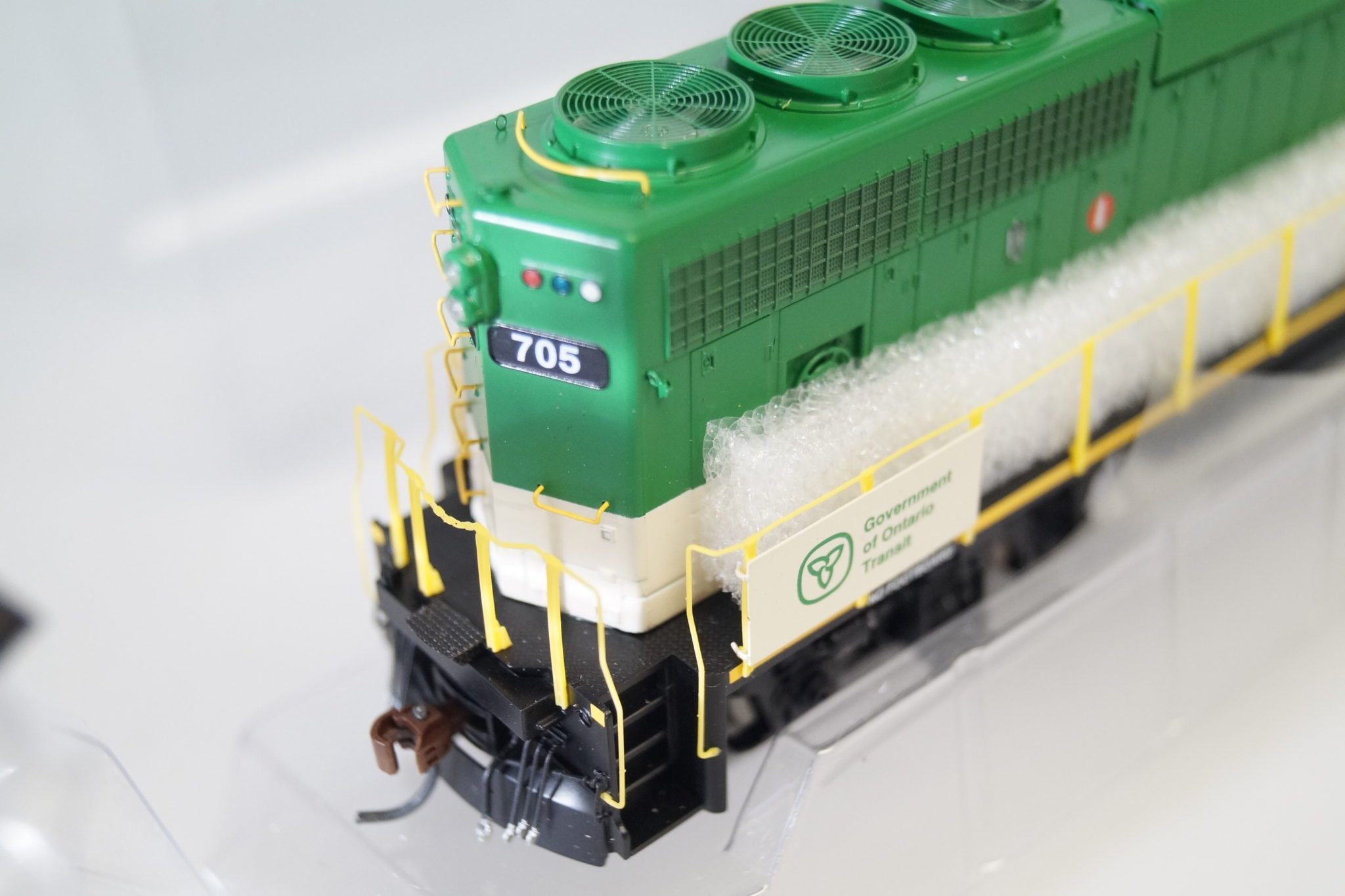 H0: Athearn G40556 US-Lok SD40-2 GO Transit #705, DCC ready/neuw./OVP – Bild 2