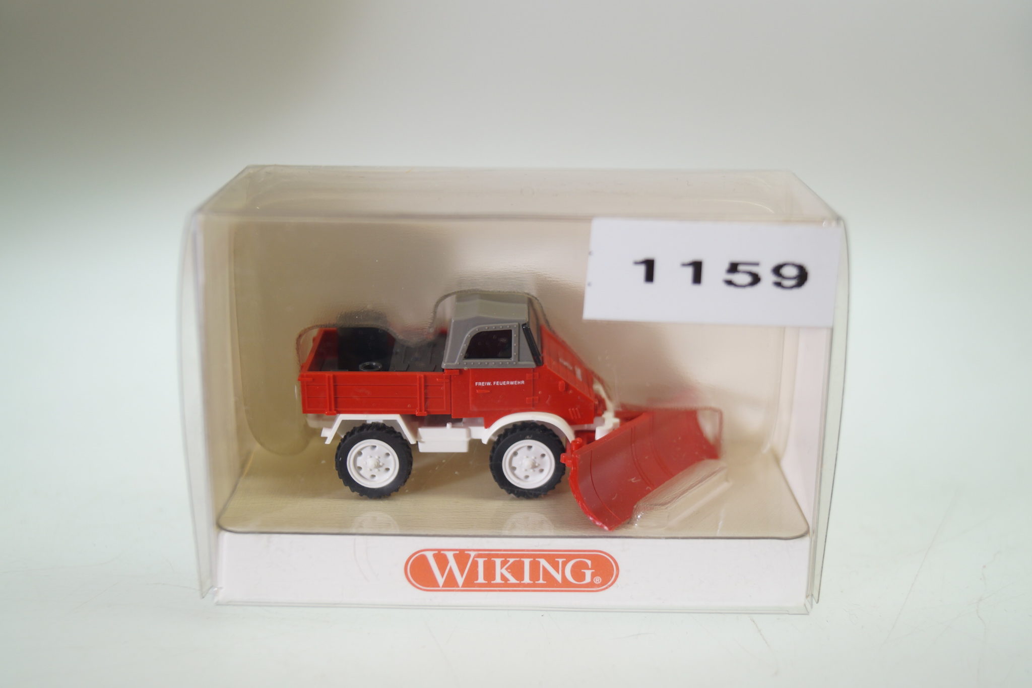 1:87 Wiking 861 07 28 Unimog 411 FW mit Schneepflug, neu