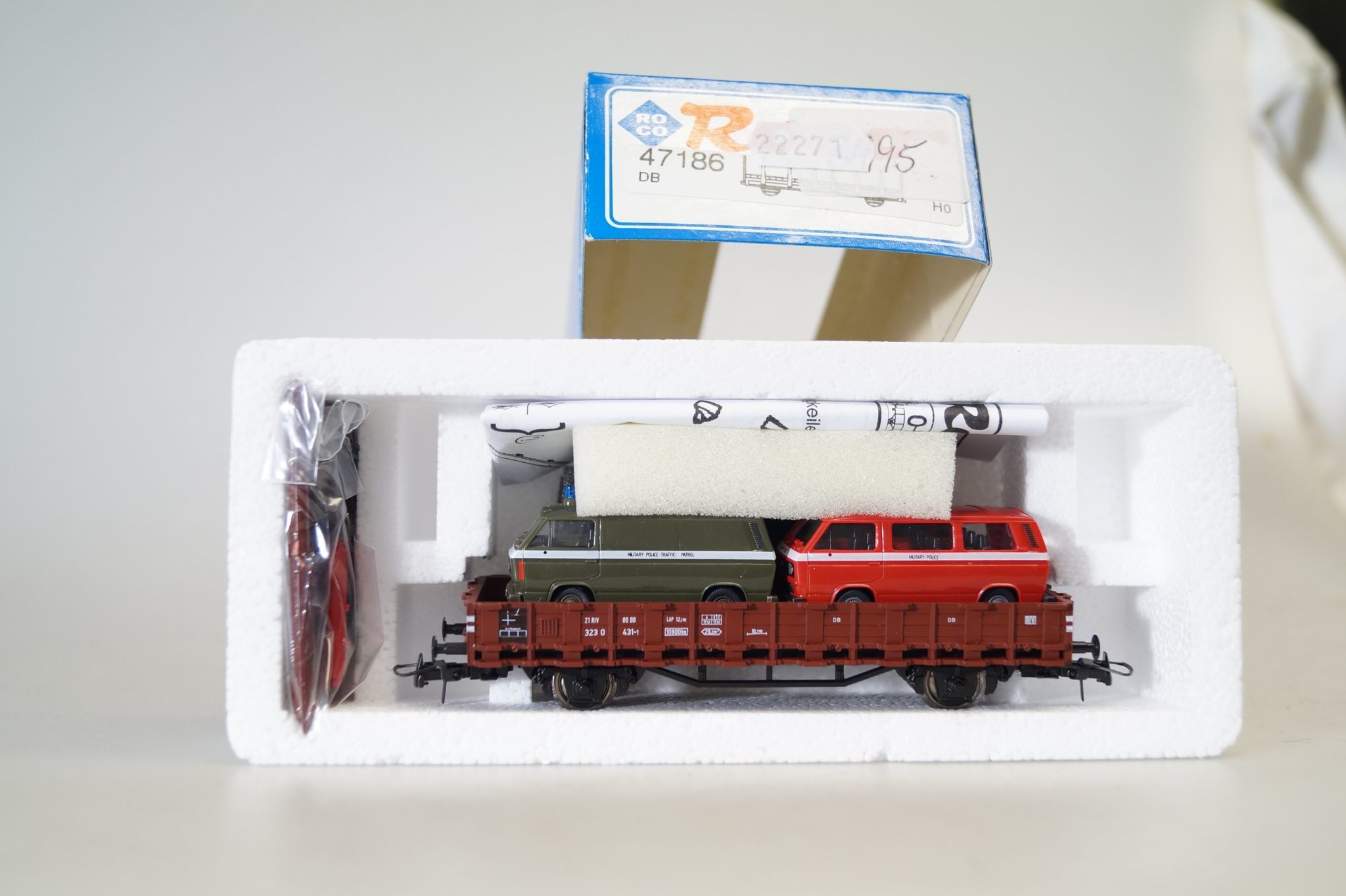 H0 Roco 47186 Flachwagen 21 RIV DB + Ladung 2x Bulli Militärpolizei, neuw./ovp