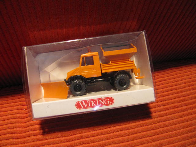 1:87 Wiking 646 02 26 UNIMOG MIT SCHNEEPFLUG, neu