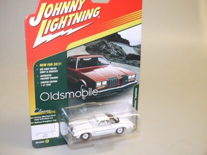1:64 Johnny Lightning JLCG003 Classic Gold 1977 Olds Cutlass Supreme weiß, neuw./ovp