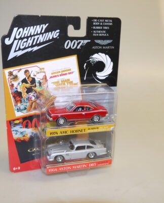 1:64 Johnny Lightning JLPK011 007 Aston Martin/AMC Hornet, neuw./ovp