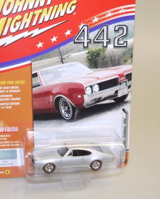 1:64 Johnny Lightning JLMC002 1969 Oldsmobile Cutlass silber, neuw./ovp