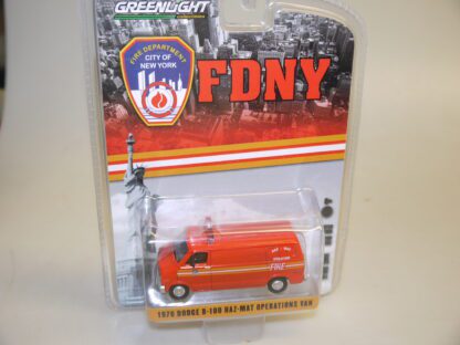 1:64 Greenlight 29804 1976 Dodge B-100 Haz-Mat Van, neuw./ovp