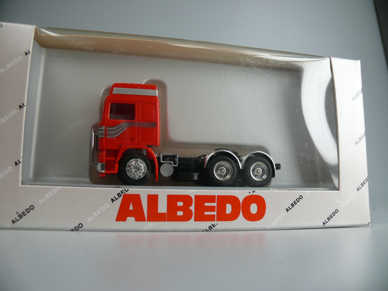 1:87 Albedo Volvo GLOBETROTTER ZM 'ROT', neu