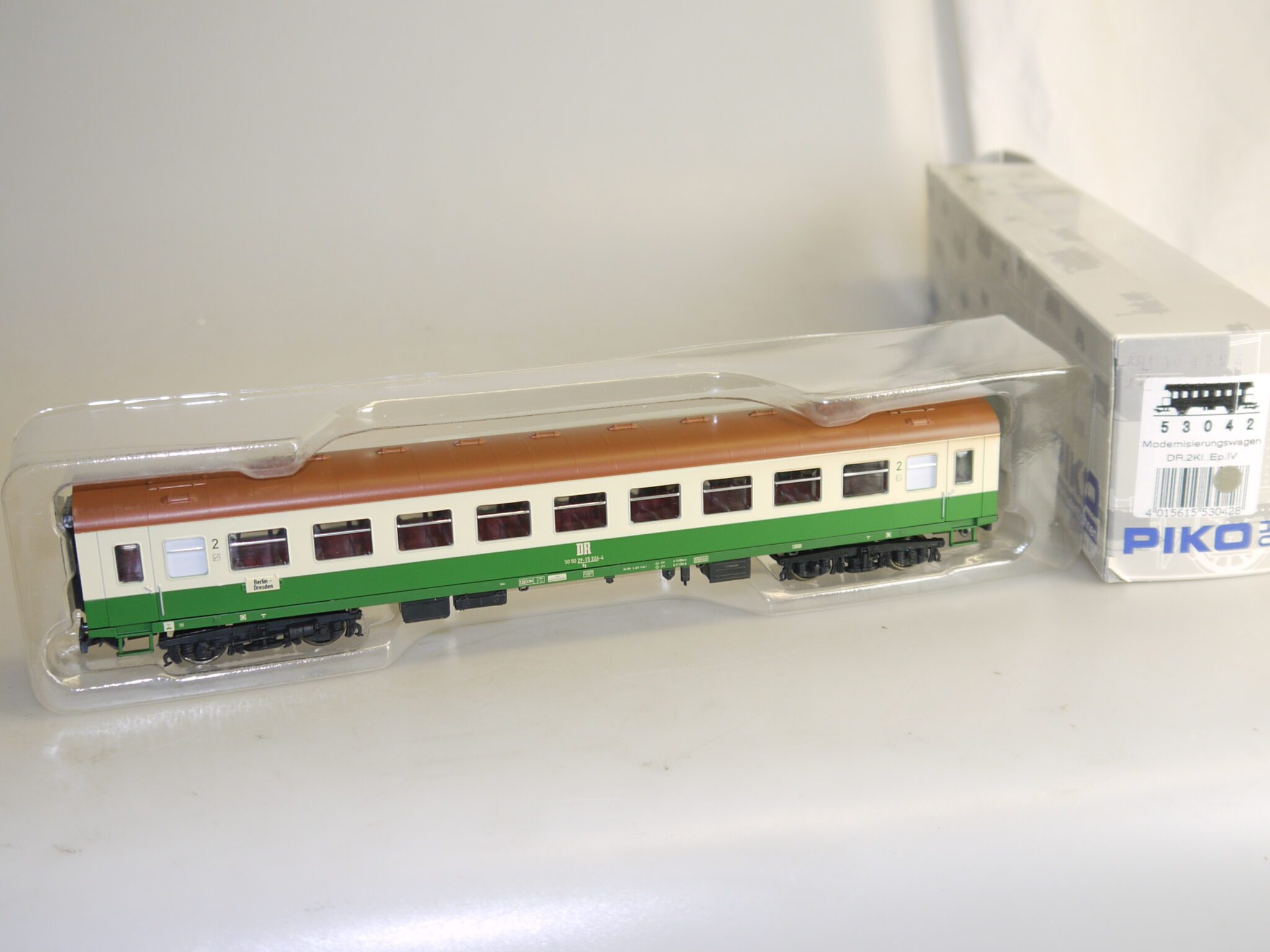 H0 Piko 53042 Modernisierungswagen 2.Kl. DR, neuw./ovp