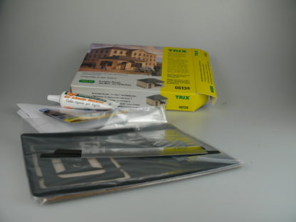 Spur H0 TRIX: 66134 BAUSATZ 'DAS WERK - DAS PFÖRTNERHAUS', neu, ovp – Bild 2