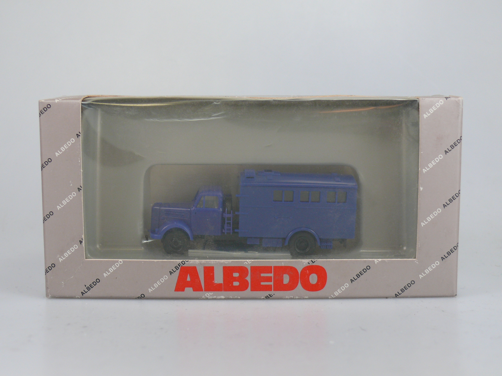 1:87 Albedo : 115140 BORGWARD B4500 “MANNSCHAFTSWAGEN THW”, neu