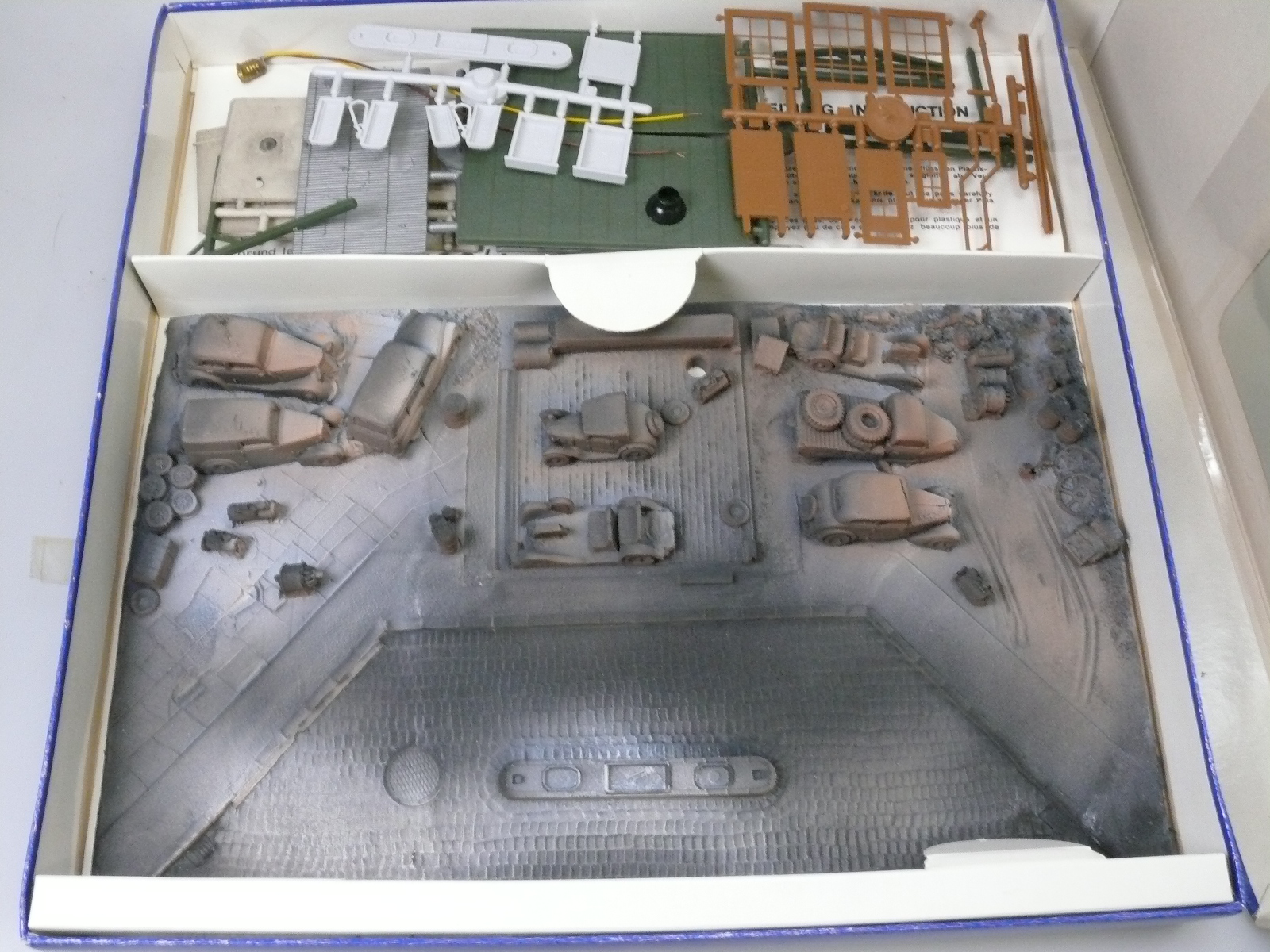 H0: POLA 100 SZENORAMA 'TANKSTELLE MIT AUTOREPARATUR’, NEU – Bild 3