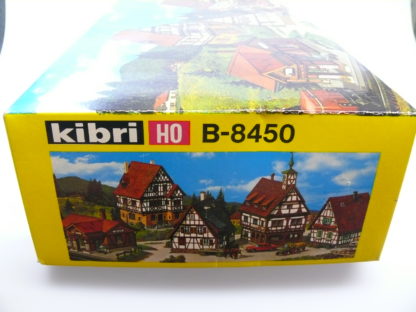 BAUSATZ H0: 8450 KIBRI 5X FACHWERKHAUS ‚RATHAUS/BAHNHOF...‘, NEU – Bild 3