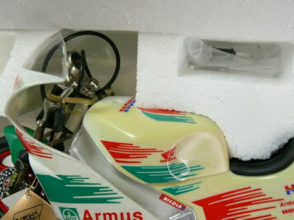 Neuer Preis! 13826 GUILOY 1:10 HONDA RC-45 'ARMUS', neu – Bild 4
