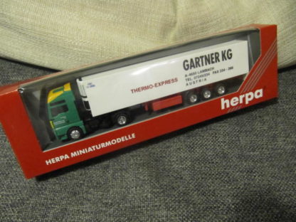 1:87 Herpa 147842 MAN TGA XXL Kühlcontainer-Auflieger Gartner KG, neuw./ovp
